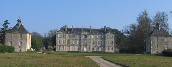 Chateau de Loyat: le chteau aux "cent fentres"