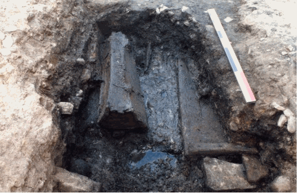 Sondage dans le cimetire des XIe - XIIIe sicles: accumulation de tombes de types varis