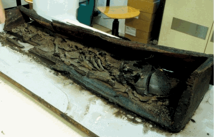 Fig.9: Cercueil de la tombe T.69 et dfunt sous linceul de cuir