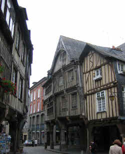 Rue de l'Apport. Les faades des maisons au-dessus des porches  rappellent la poupe des navires de l'poque ...