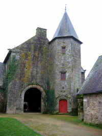 Château du Val  - Landaul - Porche intérieur et tour hexagonale 