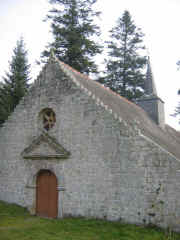Façade ouest: porte avec fronton, rosace représentant la roue et niche vide