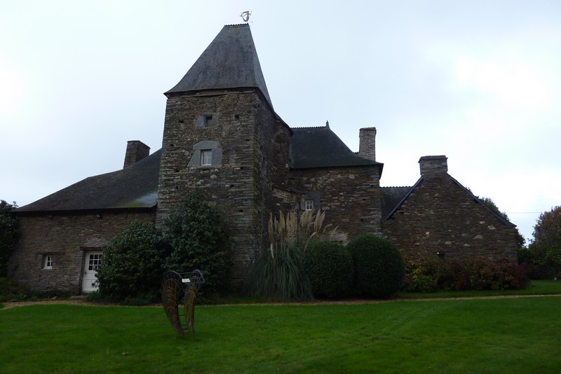 L'arrire du manoir avec sa tour carre et la petite tour ronde qui abrite les "petits coins"