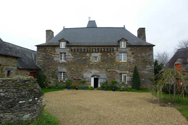 Le manoir de Balangeard vu du portail de la cour