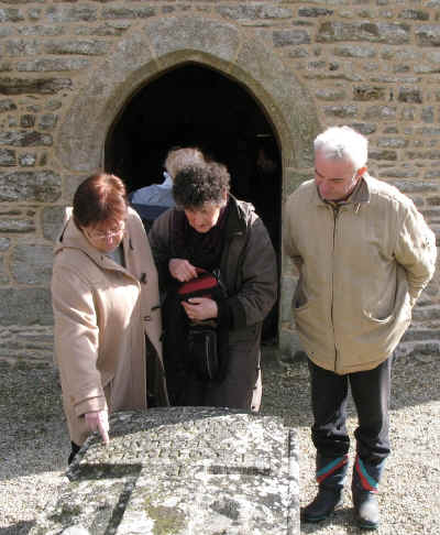 La tombe du curé  devant la porte ouest de la chapelle