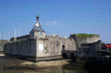 Concarneau Tour et pont de l'aiguillon